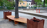 Baumbank mit Pflanzkübeln